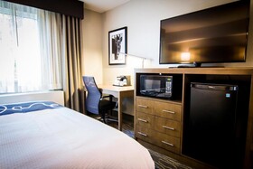 La Quinta Inn & Suites by Wyndham Anchorage Airport