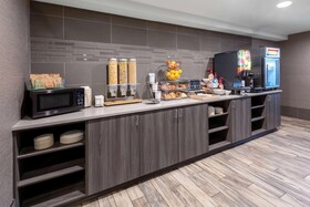 La Quinta Inn & Suites by Wyndham Anchorage Airport