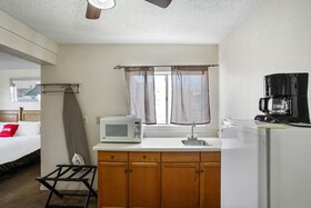 Arizona Inn & Suites by OYO Rooms