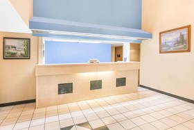 Days Inn & Suites by Wyndham Bentonville
