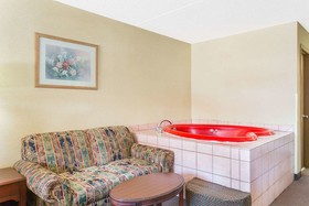 Days Inn & Suites by Wyndham Bentonville