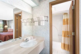 Days Inn & Suites by Wyndham Bentonville