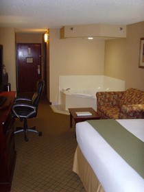 Holiday Inn Express & Suites Bentonville