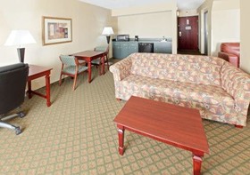 Holiday Inn Express & Suites Bentonville