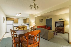 Econo Lodge Inn & Suites