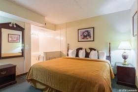 Econo Lodge Inn & Suites