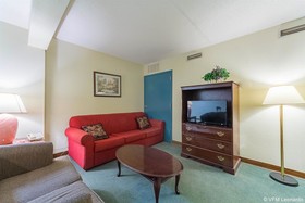 Econo Lodge Inn & Suites
