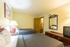 Econo Lodge Inn & Suites