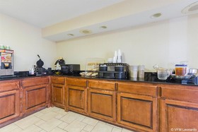 Econo Lodge Inn & Suites