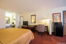 Econo Lodge Inn & Suites