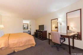 Econo Lodge Inn & Suites