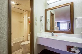 Econo Lodge Inn & Suites