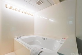 Econo Lodge Inn & Suites