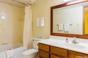 Econo Lodge Inn & Suites