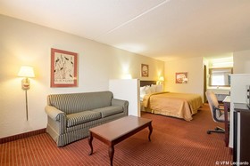 Econo Lodge Inn & Suites