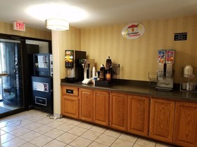 Super 8 by Wyndham Bentonville