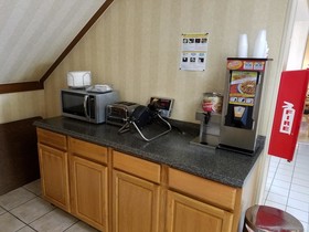 Super 8 by Wyndham Bentonville