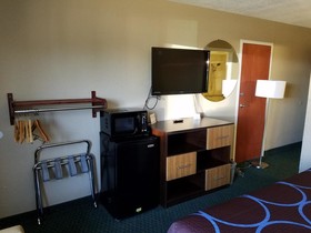 Super 8 by Wyndham Bentonville
