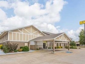 Super 8 by Wyndham Bentonville