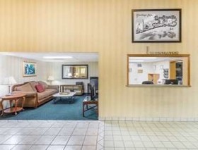 Super 8 by Wyndham Bentonville
