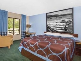 Super 8 by Wyndham Bentonville