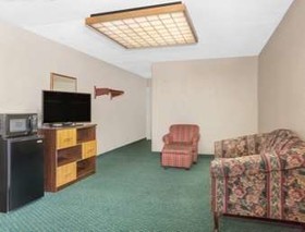 Super 8 by Wyndham Bentonville