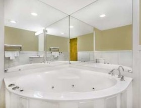 Super 8 by Wyndham Bentonville