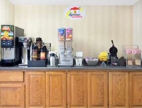Super 8 by Wyndham Bentonville