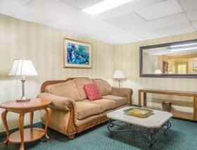 Super 8 by Wyndham Bentonville