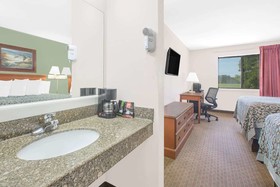 Days Inn & Suites by Wyndham Brinkley