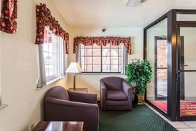 Econo Lodge & Suites
