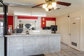 Econo Lodge & Suites