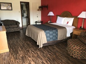 Econo Lodge & Suites