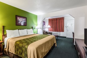 Econo Lodge & Suites