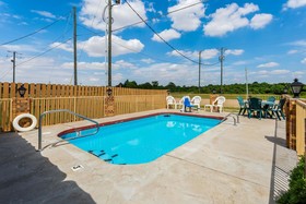 Econo Lodge & Suites