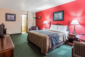 Econo Lodge & Suites