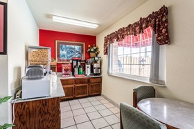 Econo Lodge & Suites