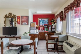 Econo Lodge & Suites