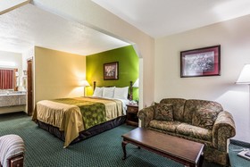 Econo Lodge & Suites