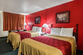 Econo Lodge & Suites