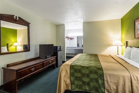 Econo Lodge & Suites