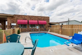 Econo Lodge & Suites