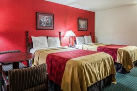 Econo Lodge & Suites
