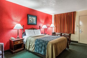 Econo Lodge & Suites