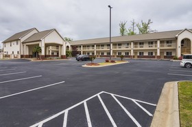 Econo Lodge Inn & Suites
