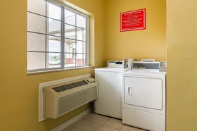 Econo Lodge Inn & Suites