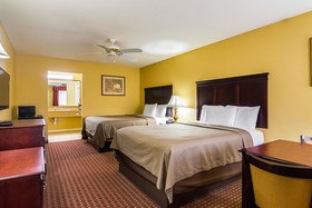 Econo Lodge Inn & Suites