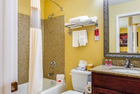 Econo Lodge Inn & Suites