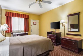 Econo Lodge Inn & Suites