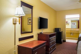 Econo Lodge Inn & Suites